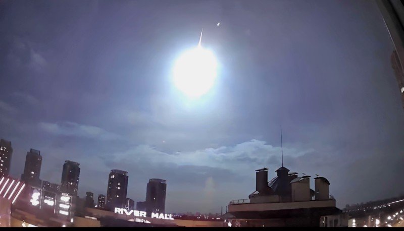  Ukraine : la chute d&rsquo;un satellite de la NASA émet un flash éblouissant dans le Ciel de Kiev