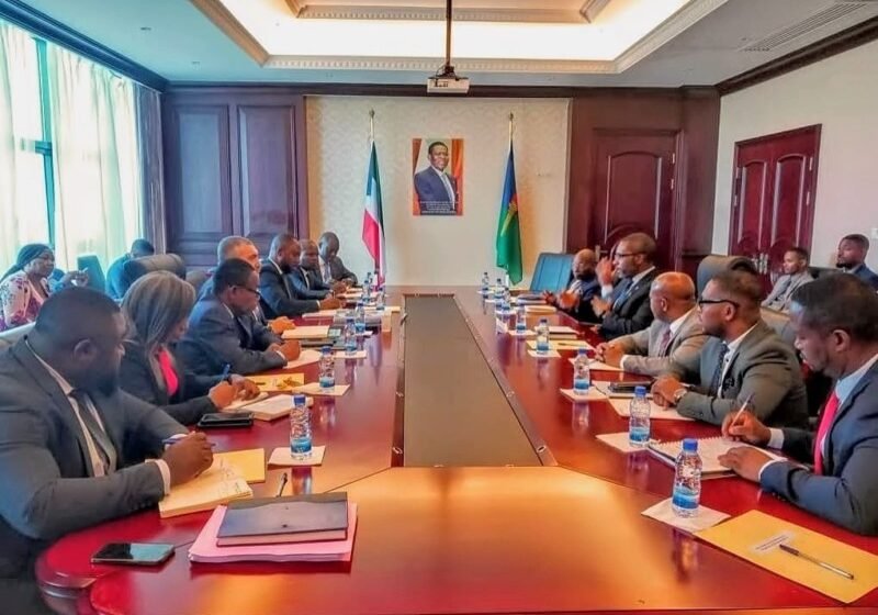  Économie : Le ministre, Gabriel Mbaga Obiang Lima devise avec son homologue, Clemente Ferreiro Villarino