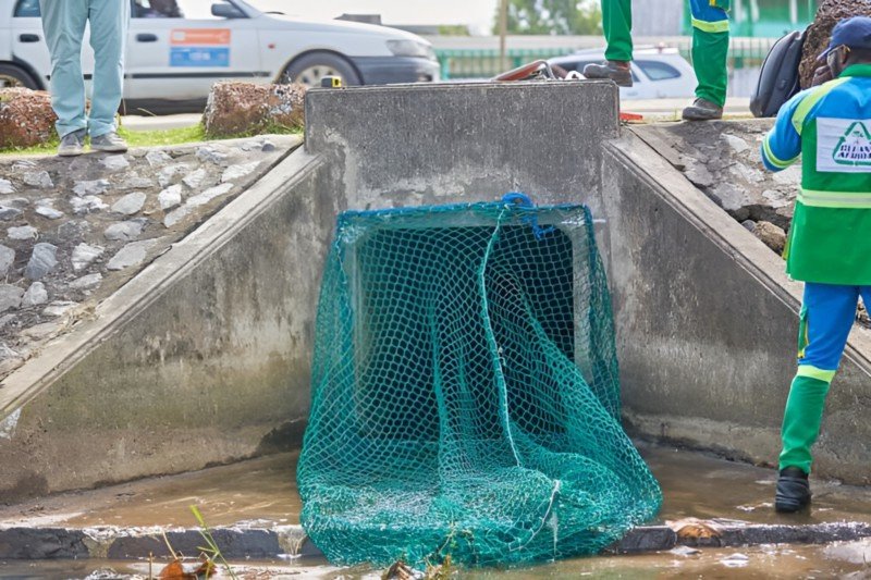  Installation filets prévention : Clean Africa et l&rsquo;ONG OKIRI unissent leurs forces pour préserver les plages de Léon MBA