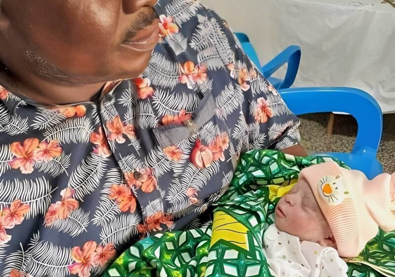  Un journaliste nigérian en larmes alors que sa femme accouche de leur premier enfant après 11 ans de mariage