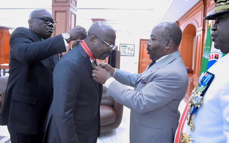  Gabon: Le Premier Ministre Alain-Claude BILIE-BY-NZE élevé au rang de Commandeur dans l&rsquo;Ordre de l&rsquo;Étoile Équatoriale