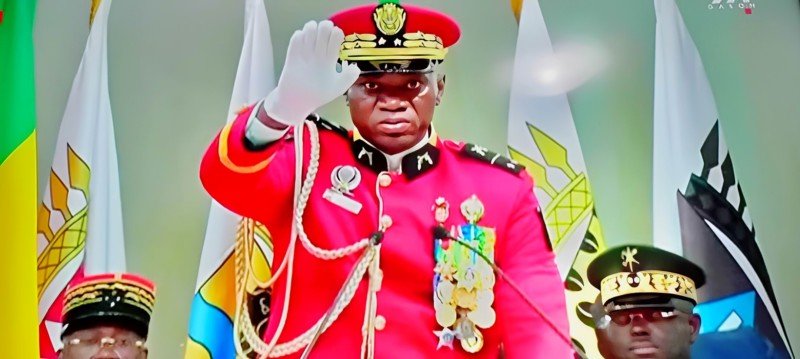  Brice Oligui Nguema prête serment lors d&rsquo;une cérémonie historique pour le Gabon