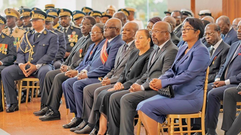  Transition au Gabon : l&rsquo;accueil hostile réservé aux anciens dirigeants par la population