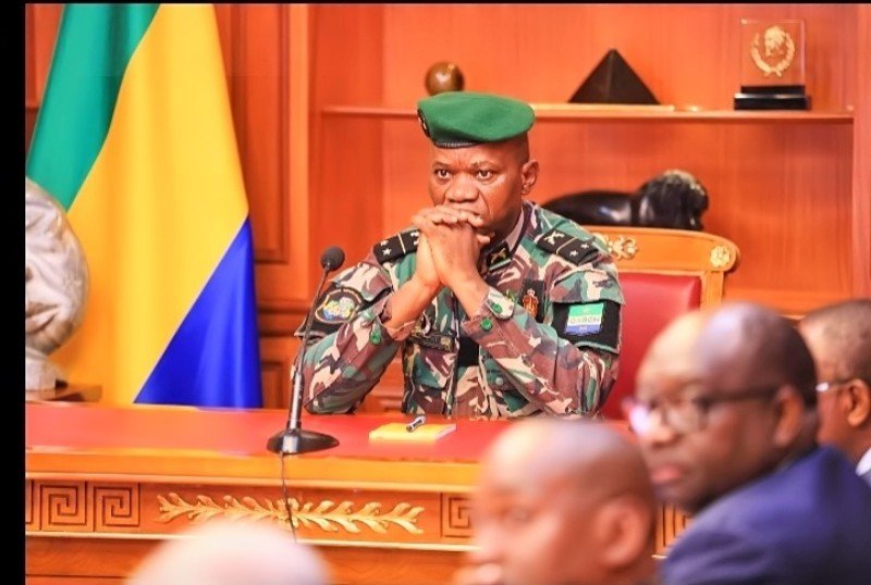  Le Général Oligui Nguema discute avec les chefs d&rsquo;entreprises sur les infrastructures et l&rsquo;eau potable