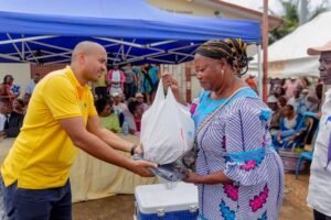 Le Directeur pays d'Arise remettant le don à la population