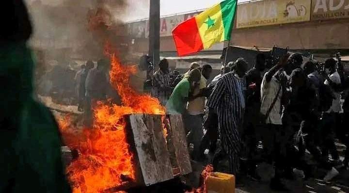  Violents affrontements à Dakar : les jeunes réclament le départ du président Macky Sall
