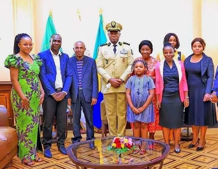  Culture : Oligui Nguema honore l’artiste André Pépé Nze et lui offre un 4/4