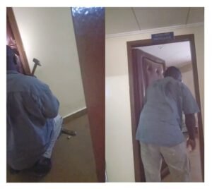 Vue d'un serrurier défonçant le bureau du Directeur du Centre sortant 