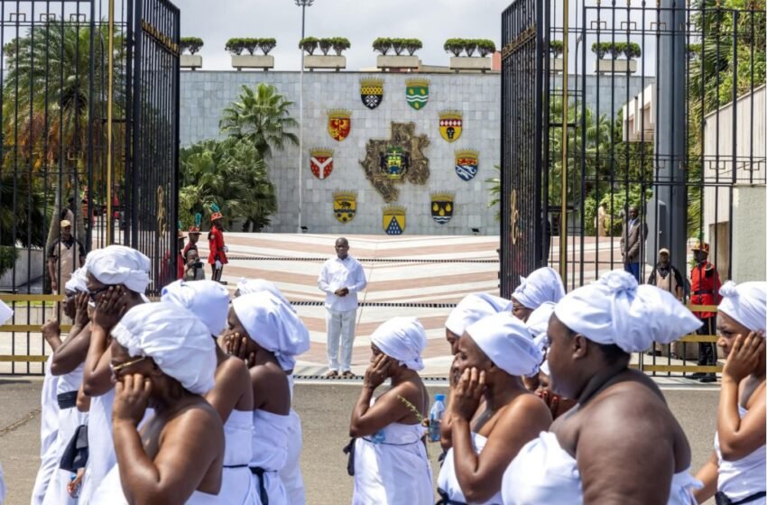  Le Chef de l’État au cœur des traditions : Une présence présidentielle chargée de sens à la procession sacrée de la communauté Mpongwè